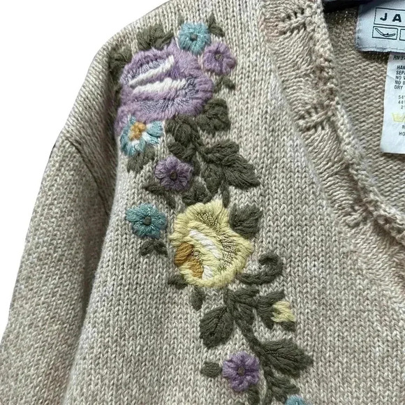 Jantzen Petite Women's L Vintage Floral Hand-Embroidered Sweater - Picture 2 of 7